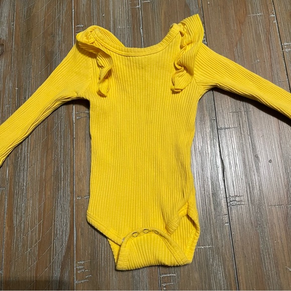 ✨3/$6✨ Baby girl onesie - Picture 1 of 2